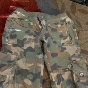 Great pair of camo pants size 9 women’s.